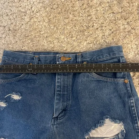 Y2K Wrangler Cutoff Denim Shorts Women’s 8/10 Raw Hem - Picture 2 of 7